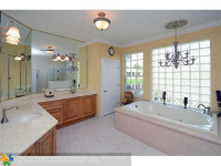  2500 MONTCLAIRE CIR, Weston, Florida 5203252