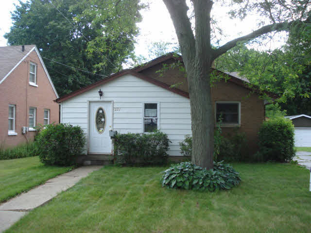  221 Keller Avenue, Waukegan, IL photo