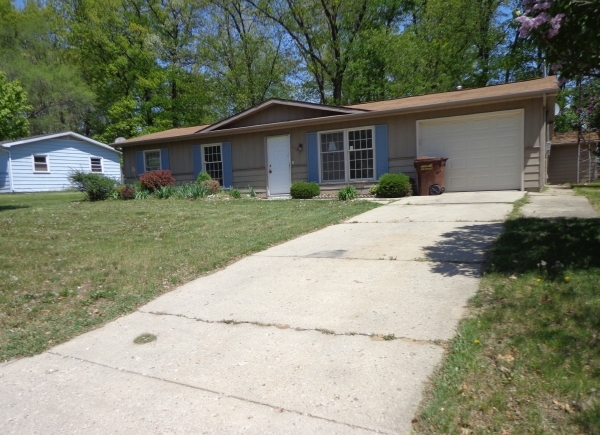  704 Mohawk Dr, Angola, IN photo