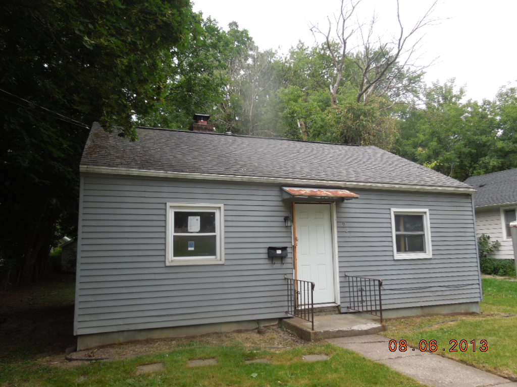  932 Dakin St, Lansing, MI photo