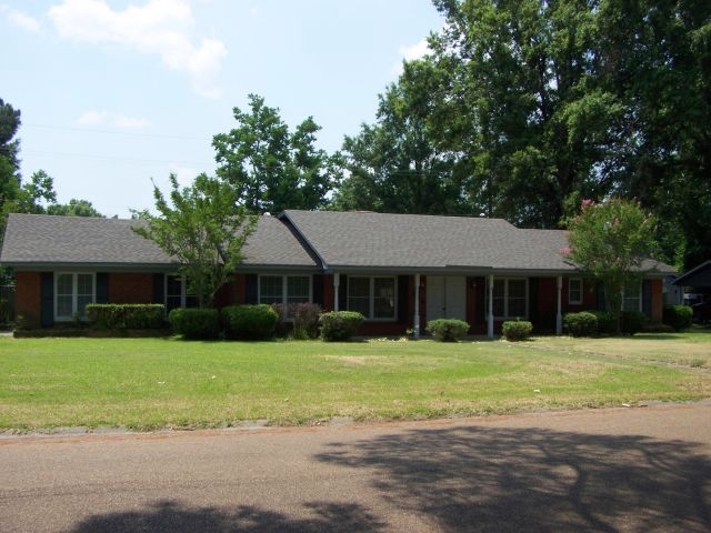  104 Country Club Dr, Greenwood, MS photo