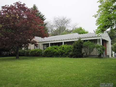  51 S Country Rd, Bellport, NY photo