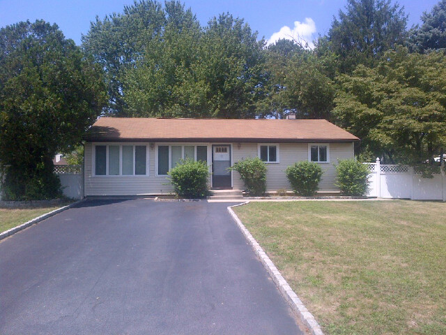  4 Michelle Ln, Brentwood, NY photo