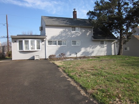  32 Great Oak Road, Levittown, PA photo