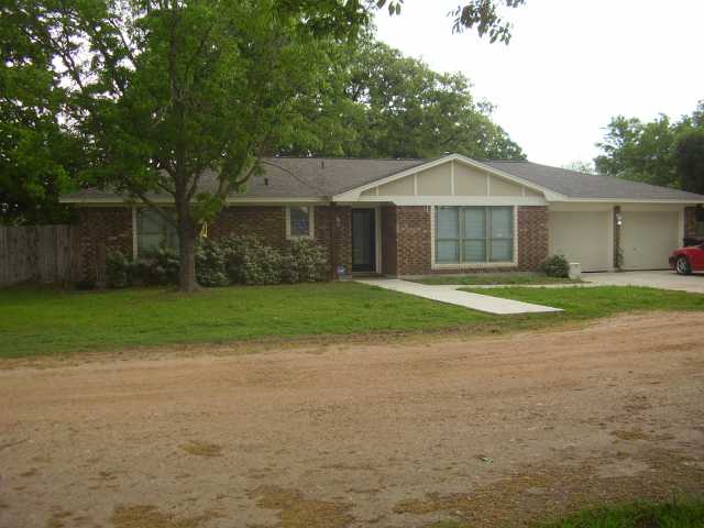  1070 E Independence St, Giddings, TX photo