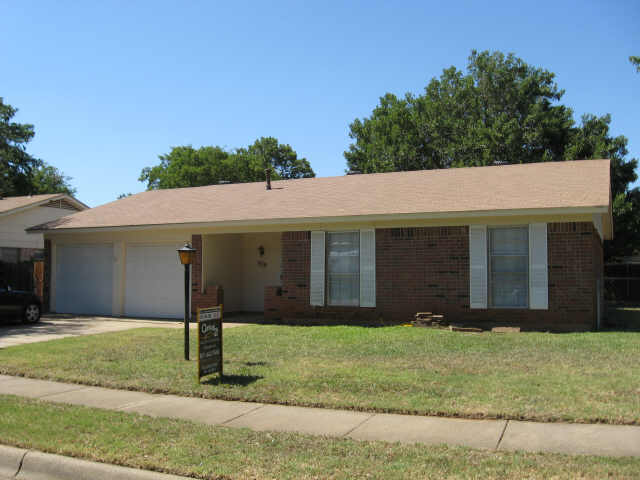  908 Holly St, Crowley, TX photo