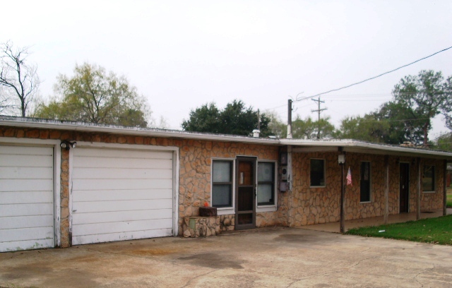  815 W Goodwin St, Pleasanton, TX photo