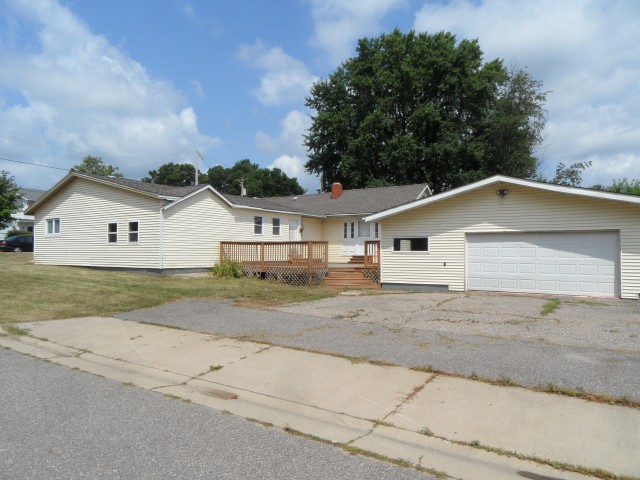  402 Willow St, Baraboo, WI photo